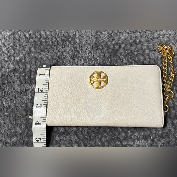 Tory Burch Chelsea Pebbled Leather Wristlet wallet Cream with Gold Accent - Picture 8 of 9